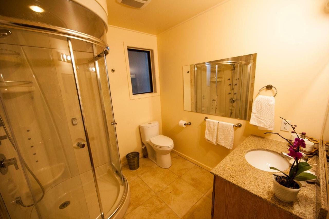 Shangrila Waterfront Vacation Home Bedwell Harbour Екстер'єр фото